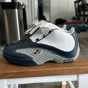 ALLEN IVERSON REEBOK ANSWER IV (4)
Navy / Grey / White
Size 11.5
